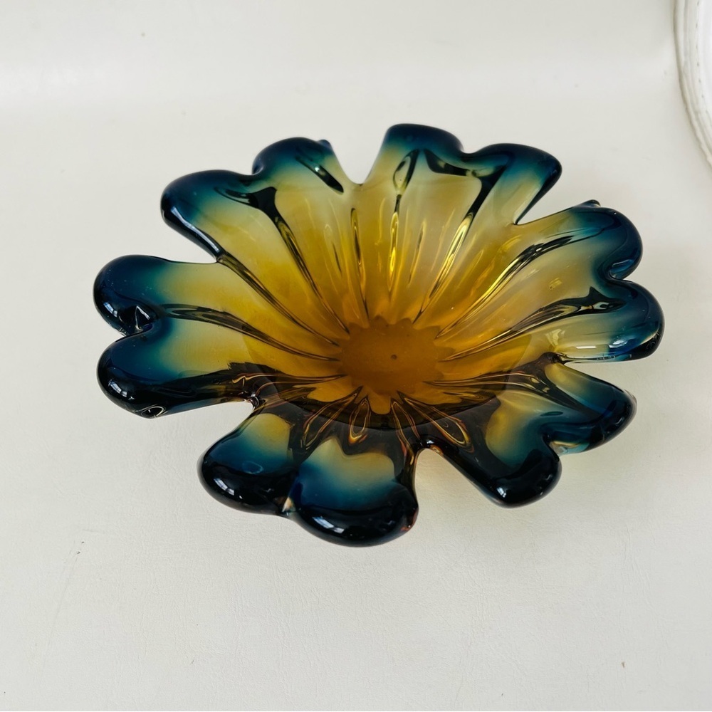Vintage mid century Murano flower shape bowl - Picture 8 of 12